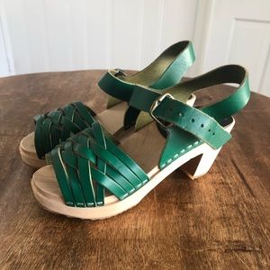 New Cape Clogs Emerald green strappy wooden heel sandal clogs 35 Sweden